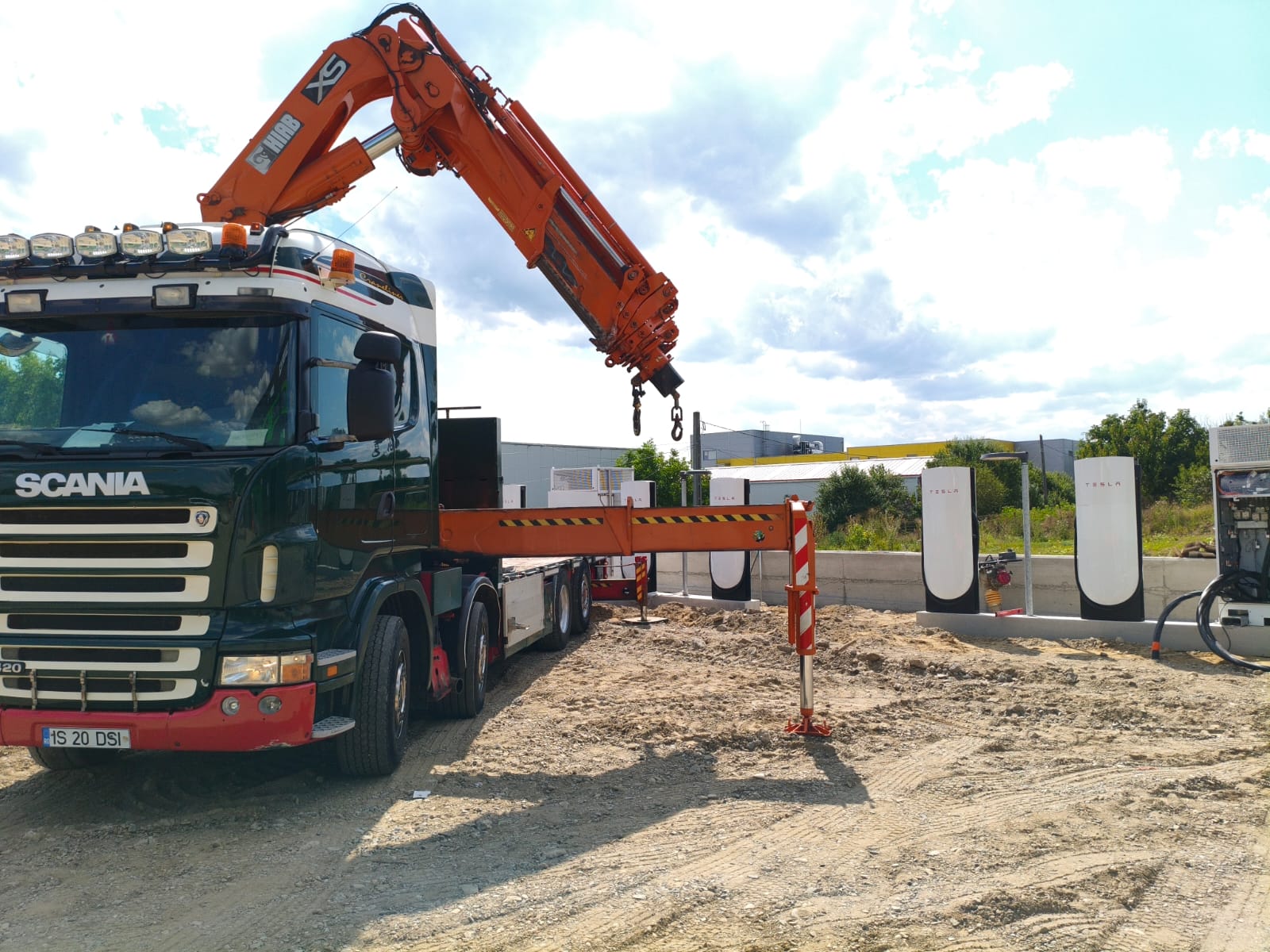 Montaj stații Tesla Supercharger cu camion cu macara